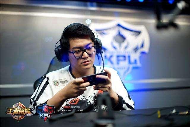 前往冠军之路！ Top Esports 官方关注了 Kanavi 、教练 Hongmi 和刘青松的微博
